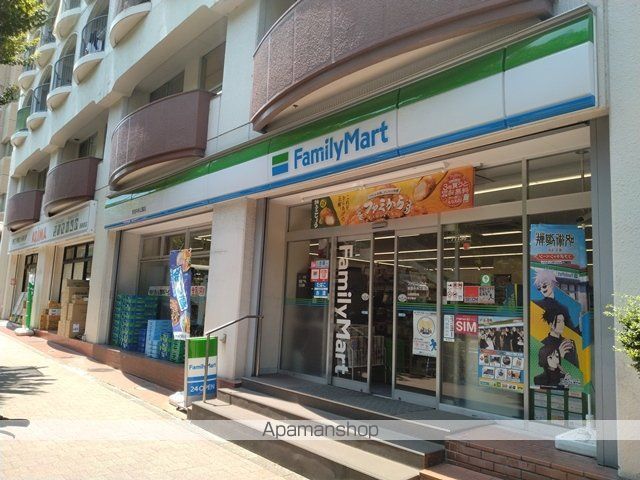 コンビニ　ファミリーマート新宿中央公園店（コンビニ）まで598m