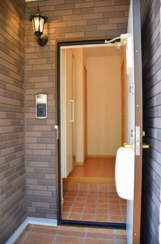 玄関　別部屋反転間取の写真となります。
