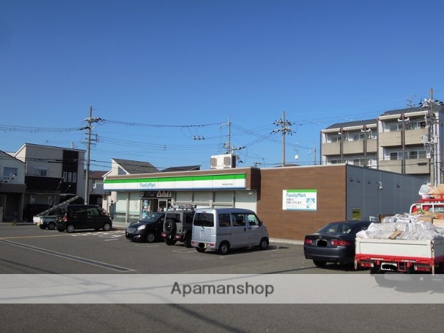 コンビニ　ファミリーマート（コンビニ）まで14m