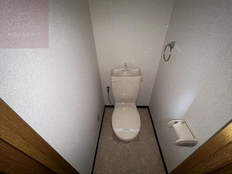 トイレ　落ち着いた色調のトイレです