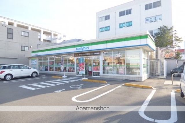 コンビニ　ファミリーマート（コンビニ）まで300m