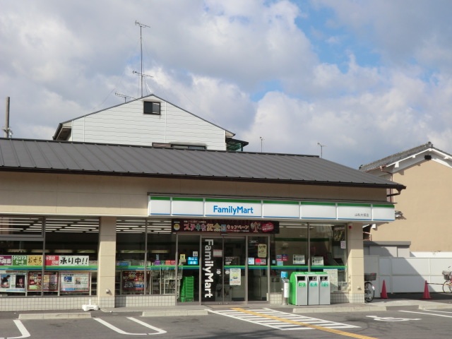 コンビニ　ファミリーマート山科大塚店（コンビニ）まで300m