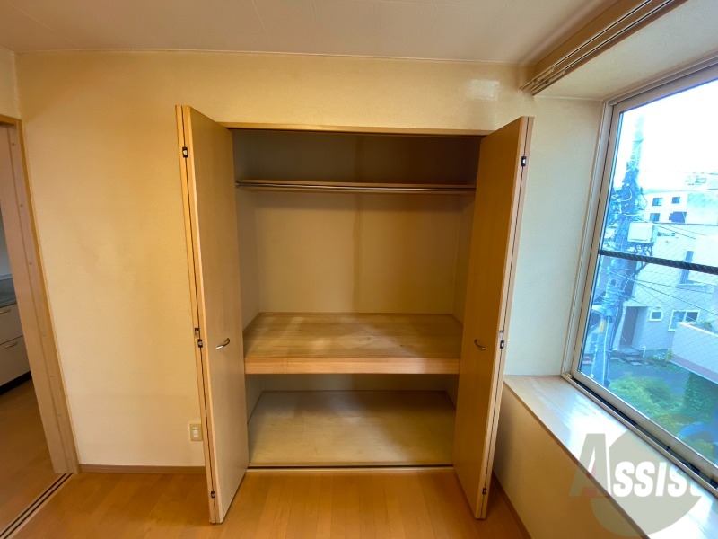 収納　寝室の収納です。部屋がすっきり片付きます。