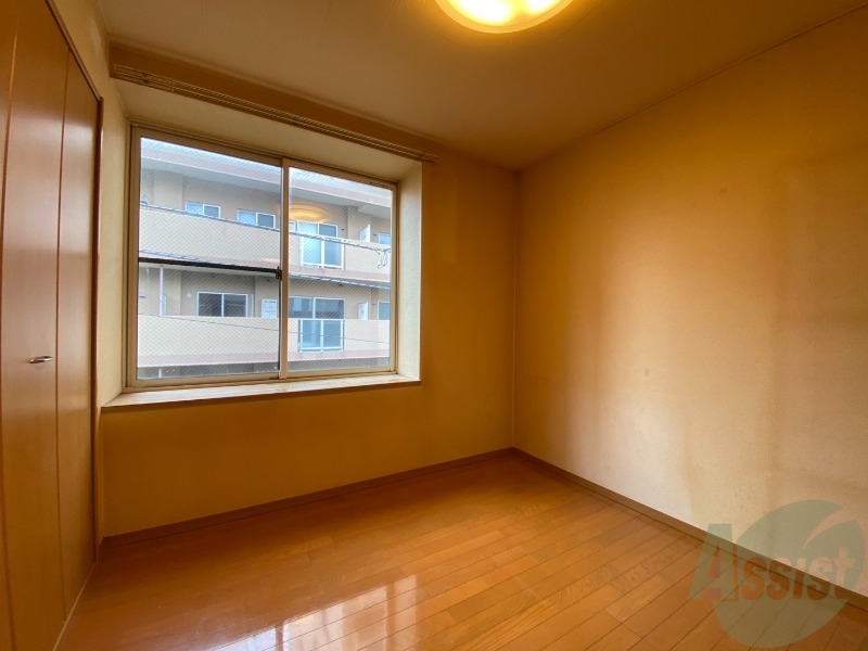 その他部屋・スペース　寝室はこちらです。光が差し込む、温かみのあるお部屋です。