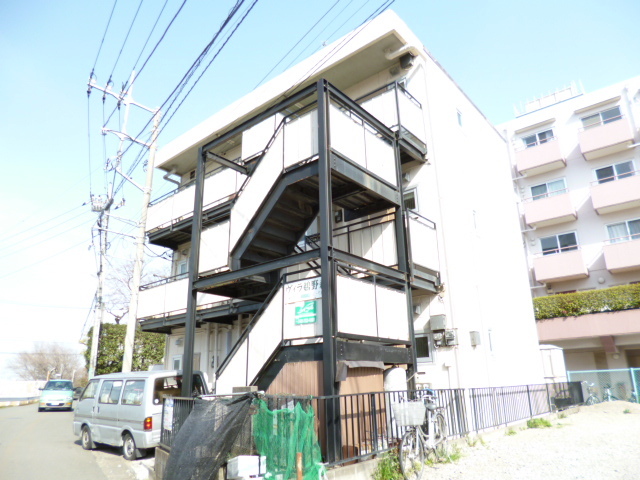建物外観　３階建て