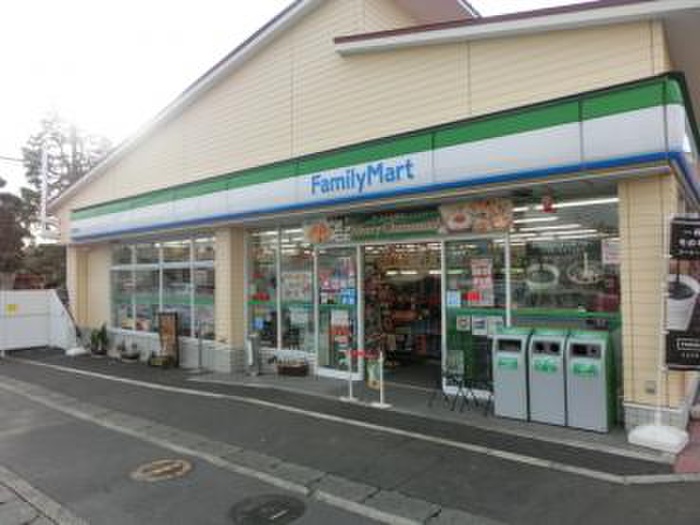 コンビニ　ファミリーマート（コンビニ）まで750m