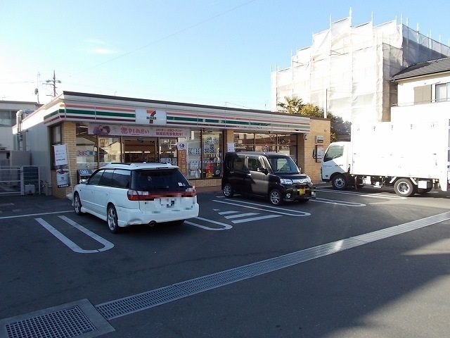 コンビニ　セブンイレブン（コンビニ）まで550m