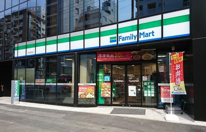 コンビニ　ファミリーマート 北参道駅前店（コンビニ）まで230m