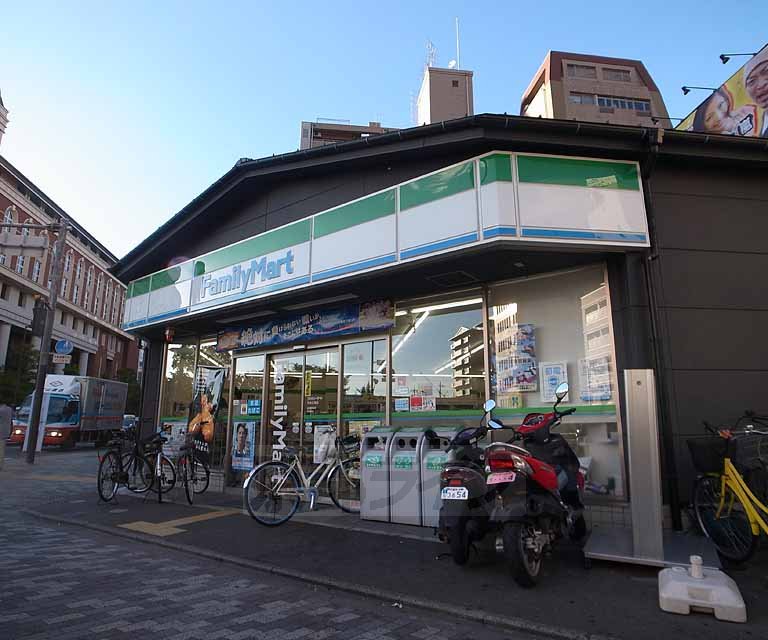 コンビニ　ファミリーマート千本三条店（コンビニ）まで89m