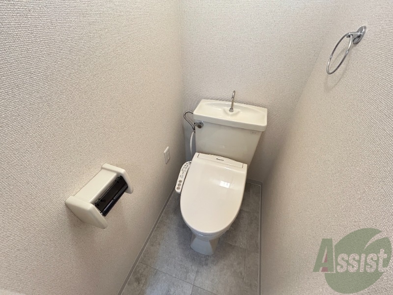 トイレ　トイレは嬉しい温水洗浄便座付となっております。