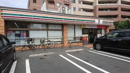 コンビニ　セブンイレブン西ヶ原三丁目店（コンビニ）まで130m