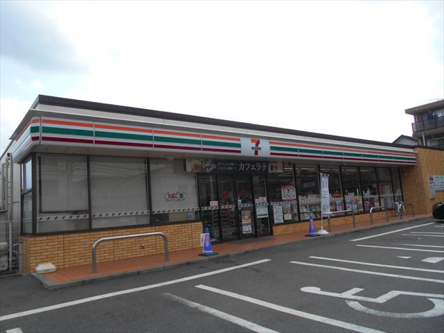 コンビニ　セブンイレブン（コンビニ）まで335m