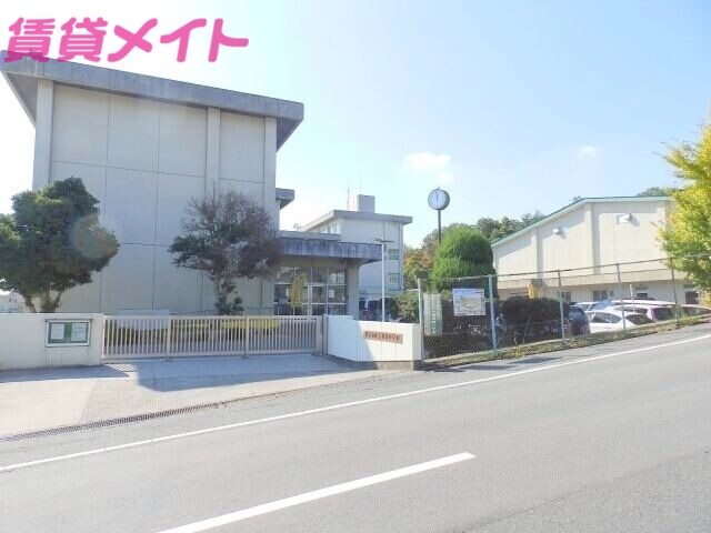 中学校　四日市市立羽津中学校（中学校）まで621m