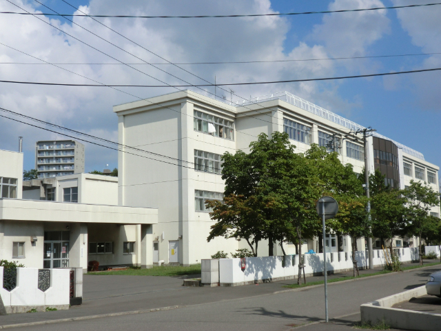 中学校　札幌市立中の島中学校（中学校）まで564m