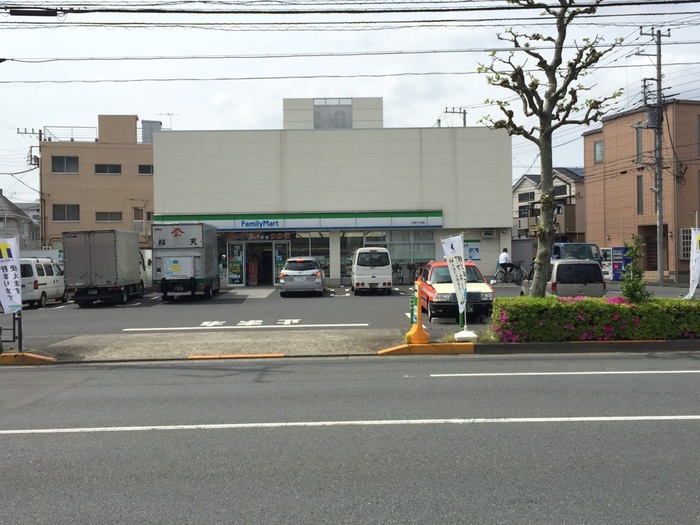 コンビニ　ファミリーマート小菅三丁目店（コンビニ）まで378m