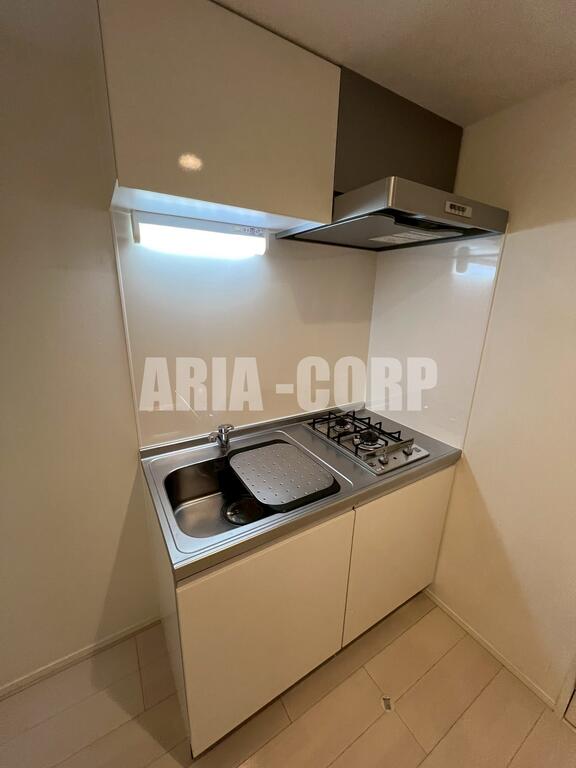 キッチン　人気の２口コンロ、お料理や洗い物時に役立つ補助プレート付♪