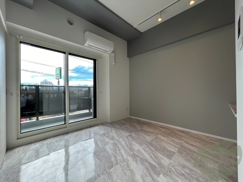 居室・リビング　白を基調とした明るい印象のお部屋になっています！