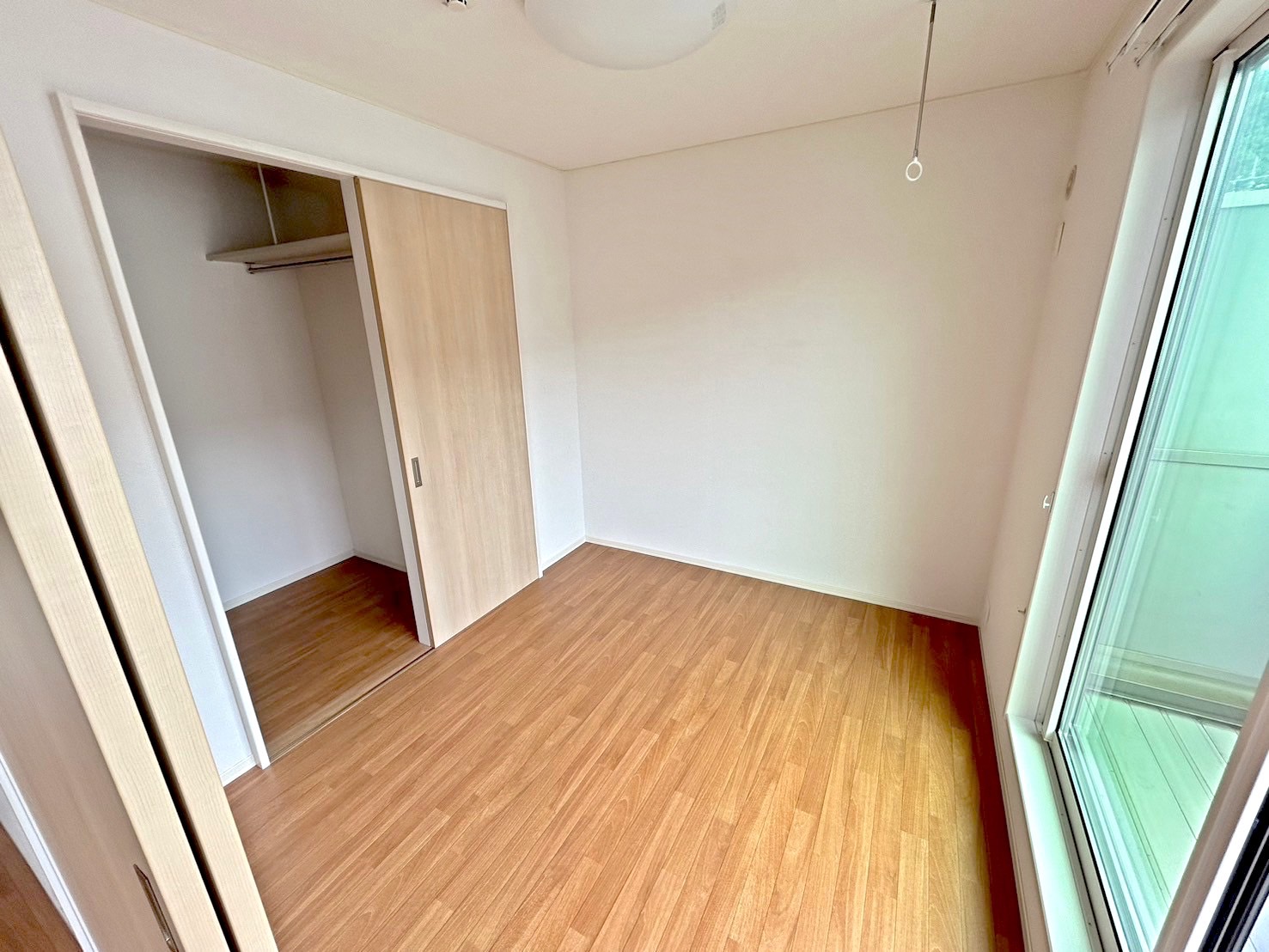 その他　ベランダへの大きい窓があるお部屋です！