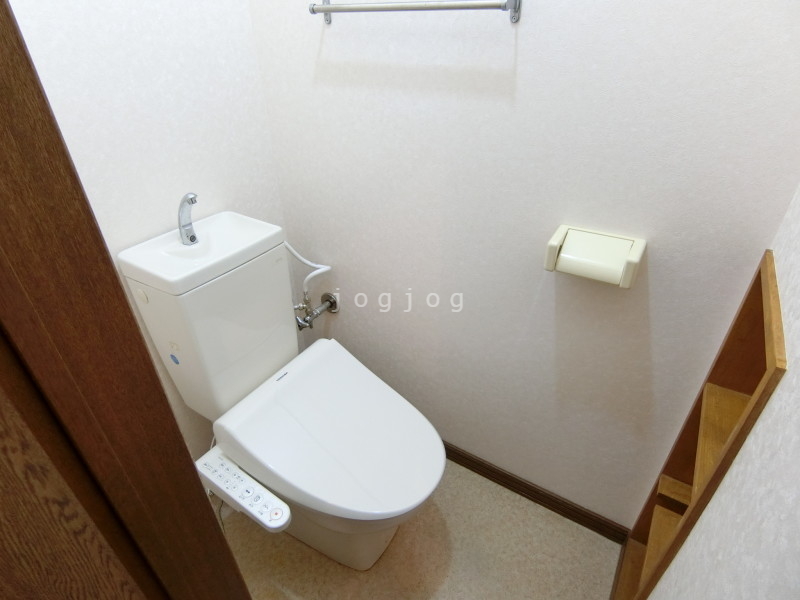 トイレ　嬉しい温水洗浄便座付きのトイレです。