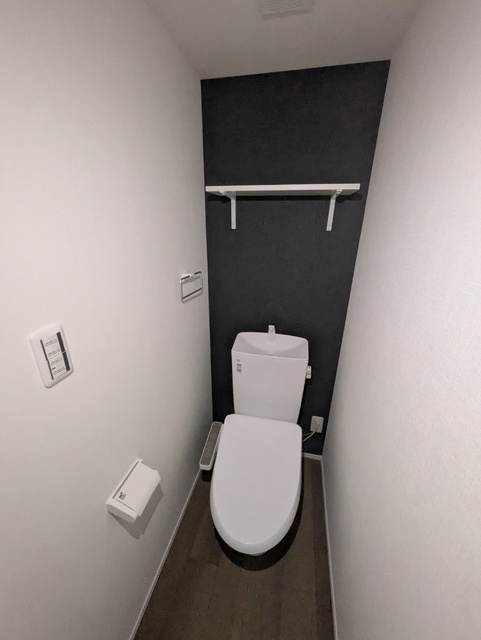 トイレ　※通電前の写真です