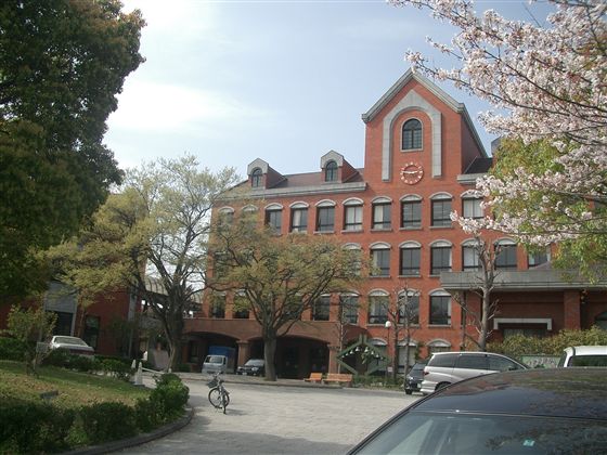 小学校　長崎市立山里小学校（小学校）まで705m