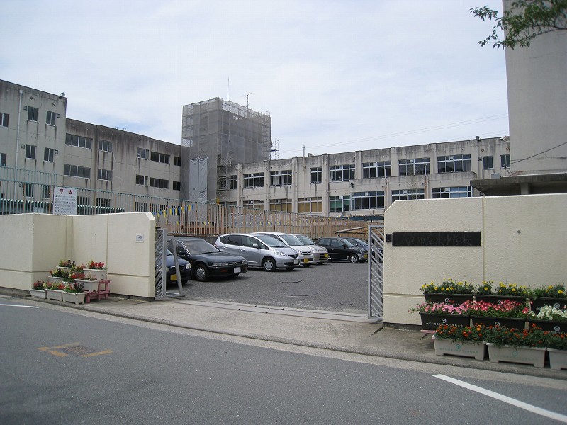 中学校　八尾市立東中学校（中学校）まで1021m