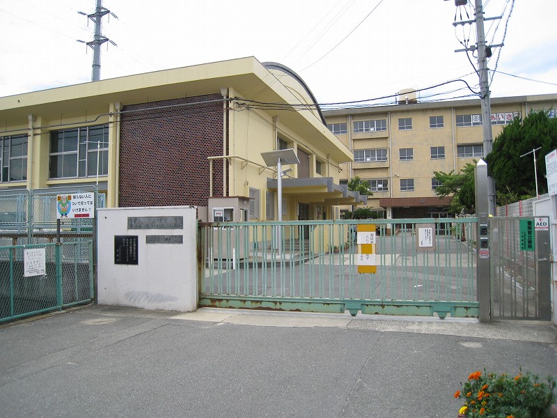 小学校　八尾市立東山本小学校（小学校）まで693m