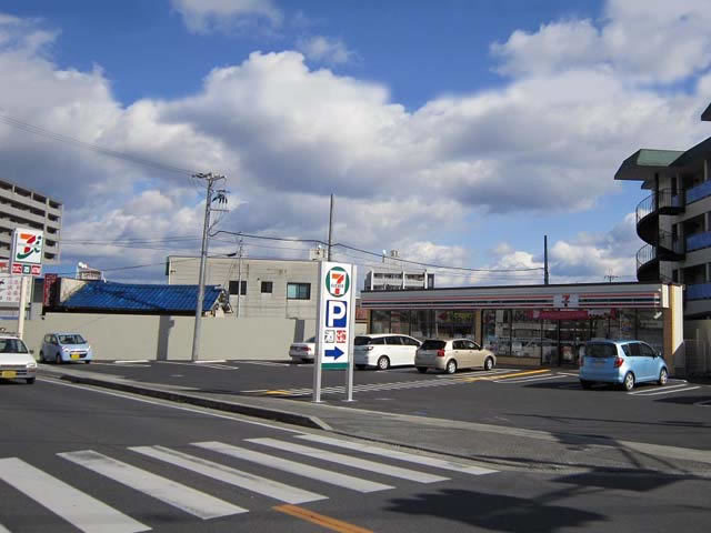 コンビニ　セブンイレブン大和高田三倉堂南店（コンビニ）まで805m