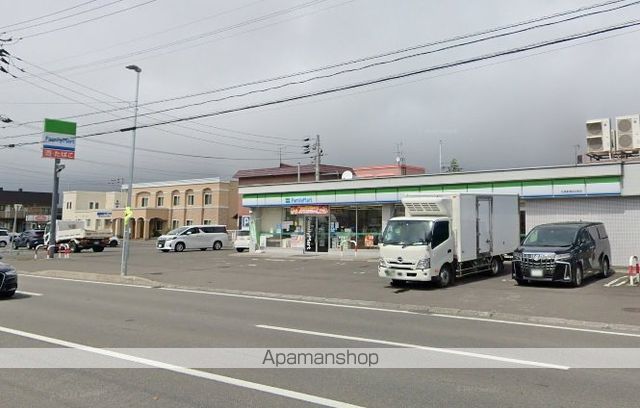 コンビニ　ファミリーマート（コンビニ）まで484m