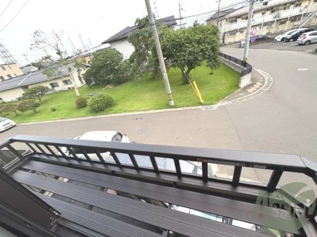 バルコニー　こちらにお花などを置くと華やかになりそうですね。