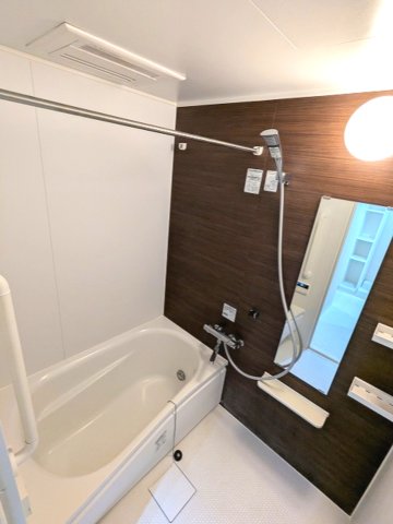 バス・シャワールーム　追焚オートバス、浴室換気乾燥機、ワイドシャワーヘッド