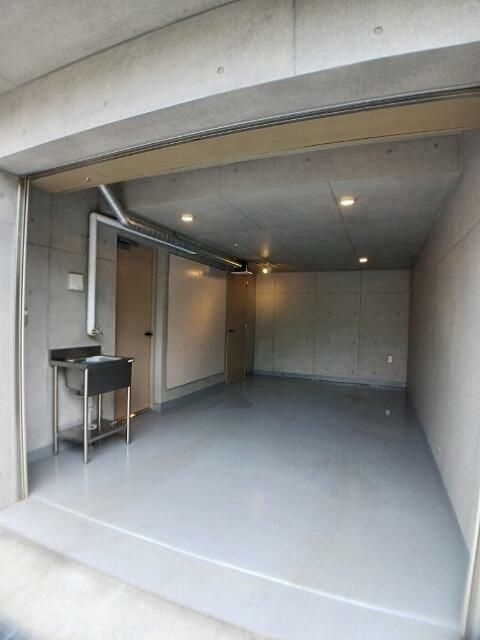 駐車場　ガレージの奥には倉庫もあります！！