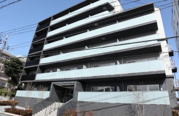 建物外観　鉄筋コンクリート造のがっちりとした建物。
