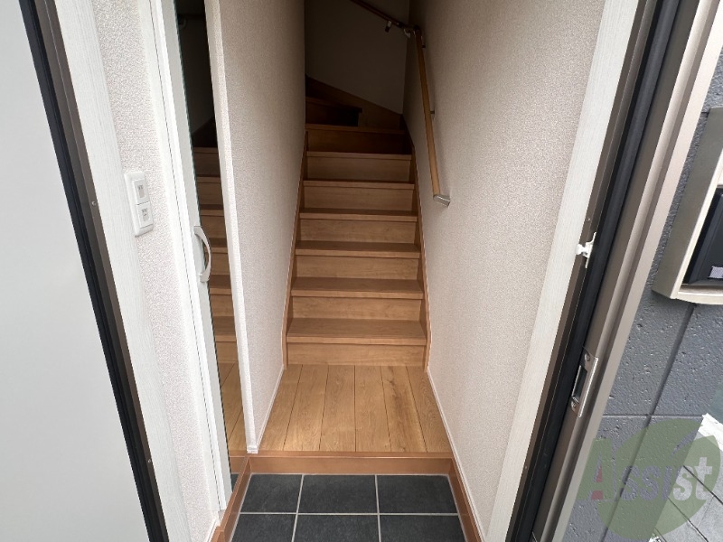 玄関　玄関からは、すぐにお部屋が見えず安心ですね。