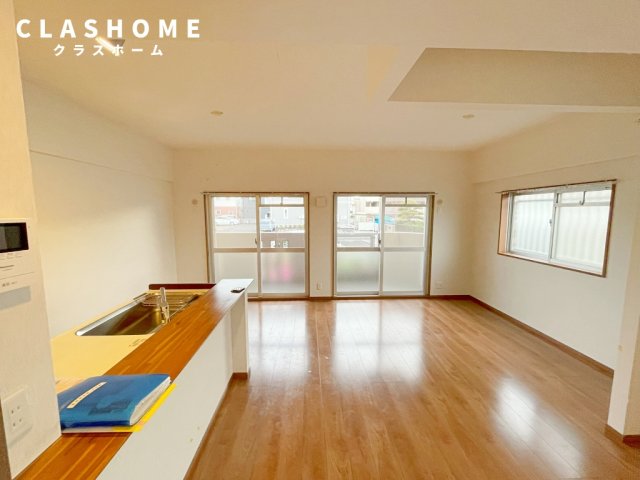 居室・リビング　同物件の別部屋になります。