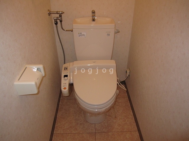 トイレ　嬉しい温水洗浄便座付きのトイレです。