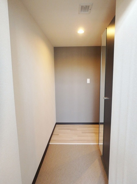 玄関　※同建物の別のお部屋の写真です。