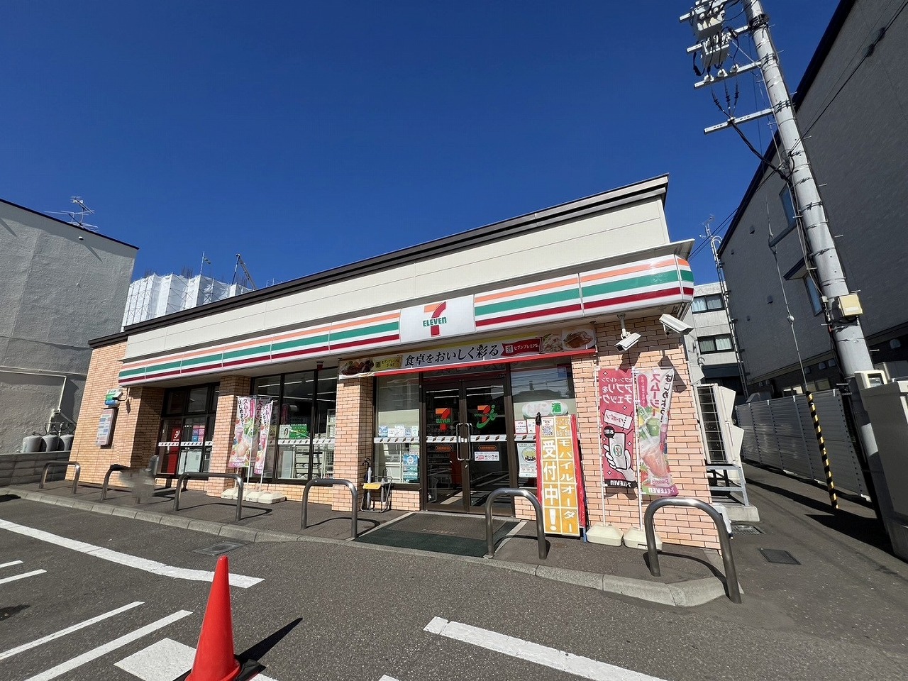 コンビニ　セブンイレブン札幌発寒南駅前店（コンビニ）まで282m