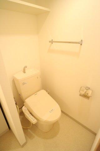 トイレ　落ち着いた色調のトイレです