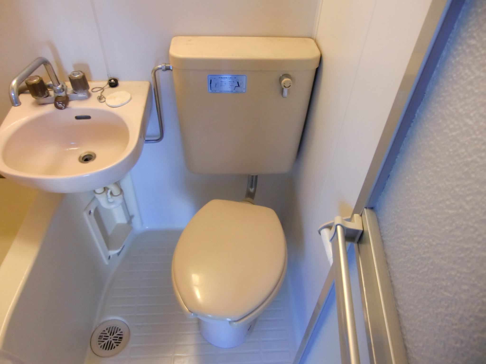 京王線 分倍河原駅 徒歩8分 3階建 築38年のトイレ写真