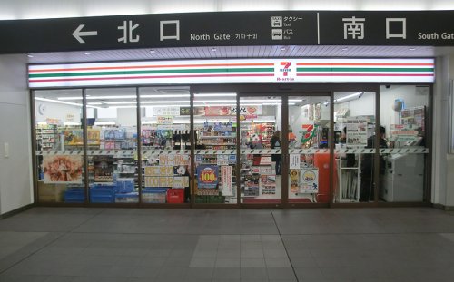 コンビニ　セブンイレブン ハートインJR八尾駅改札口店（コンビニ）まで565m