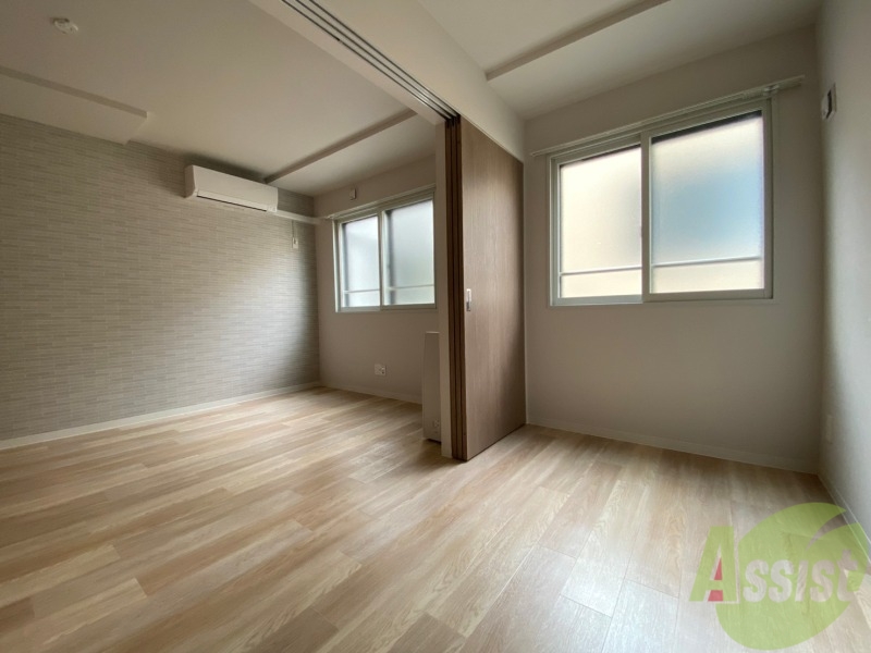 その他部屋・スペース　寝室はこちらです。光が差し込む、温かみのあるお部屋です。