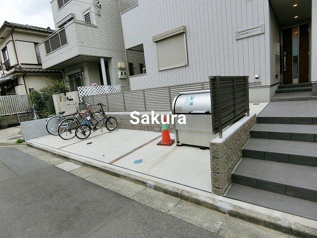 エントランス　重厚感のある建物デザイン♪