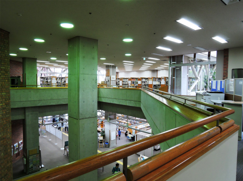 中学校　中央図書館（中学校）まで350m