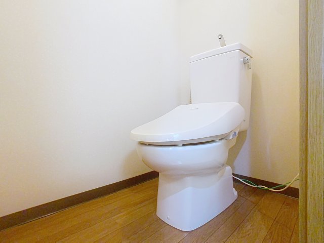 トイレ　掲載写真は空室の別部屋を掲載しております。実際のお部屋と仕様