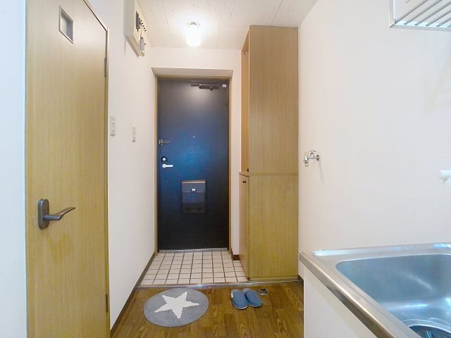 玄関　掲載写真は空室の別部屋を掲載しております。実際のお部屋と仕様