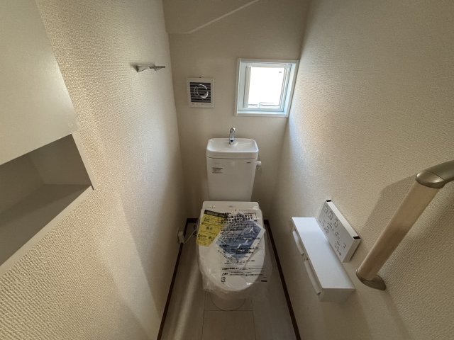 トイレ　落ち着いた色調のトイレです