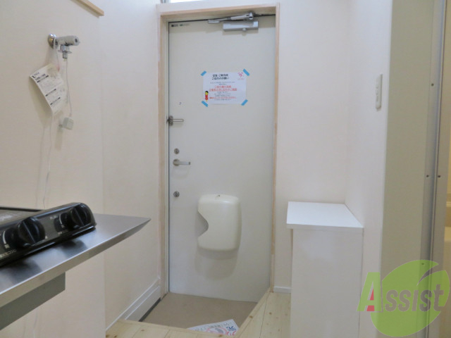 玄関　玄関正面にリビング右に浴室とトイレがあります。