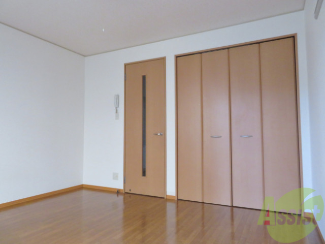 居室・リビング　８帖の洋室です。広々として、きれいですね。