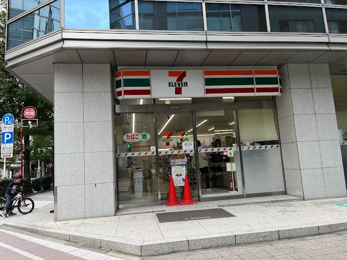 コンビニ　セブンイレブン日本橋堀留町2丁目店（コンビニ）まで131m